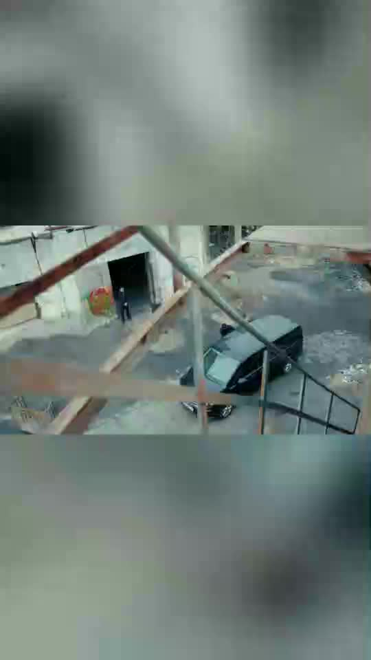 黄金瞳龙鲲刚刚离开关押庄睿的仓库就看到苗菲菲和彭飞黄浦