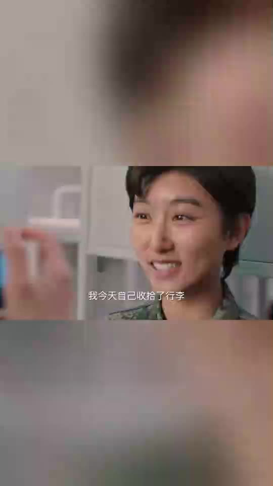 陆战之王女兵拍视频留纪念田蜜为大家剪头发