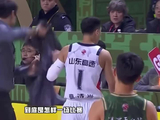 CBA儒帅怒砸外套进场咆哮裁判，终逼出山东队长封神一战
