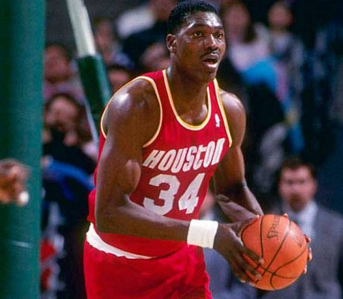 奥拉朱旺只有2个总冠军,但他是nba历史上最强攻防一体的巨星__财经头