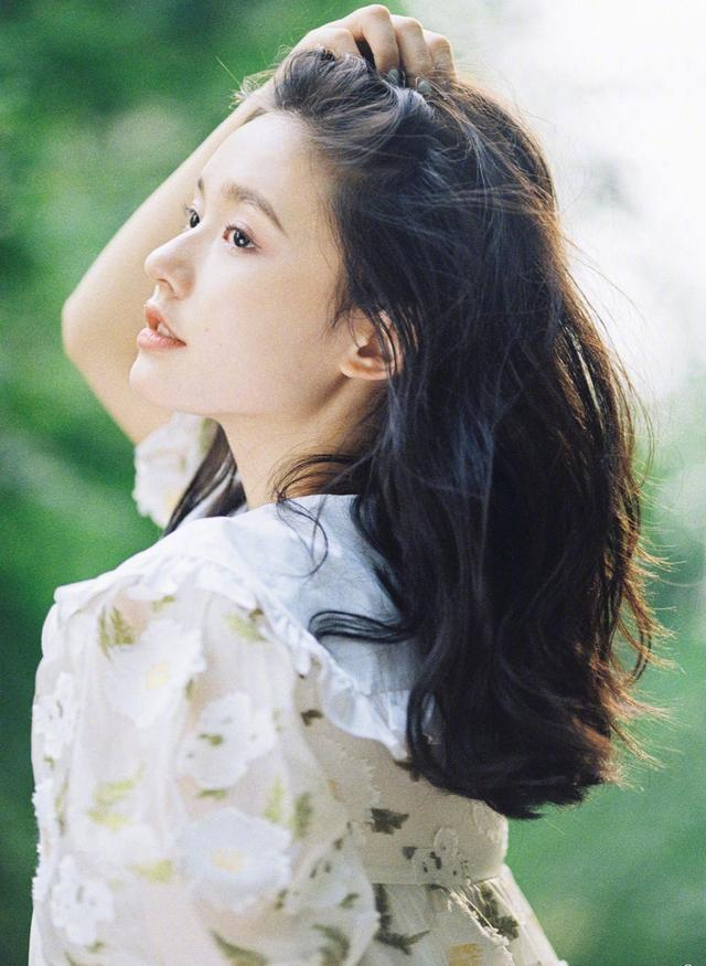 林允儿绿色旗袍美腿性写真