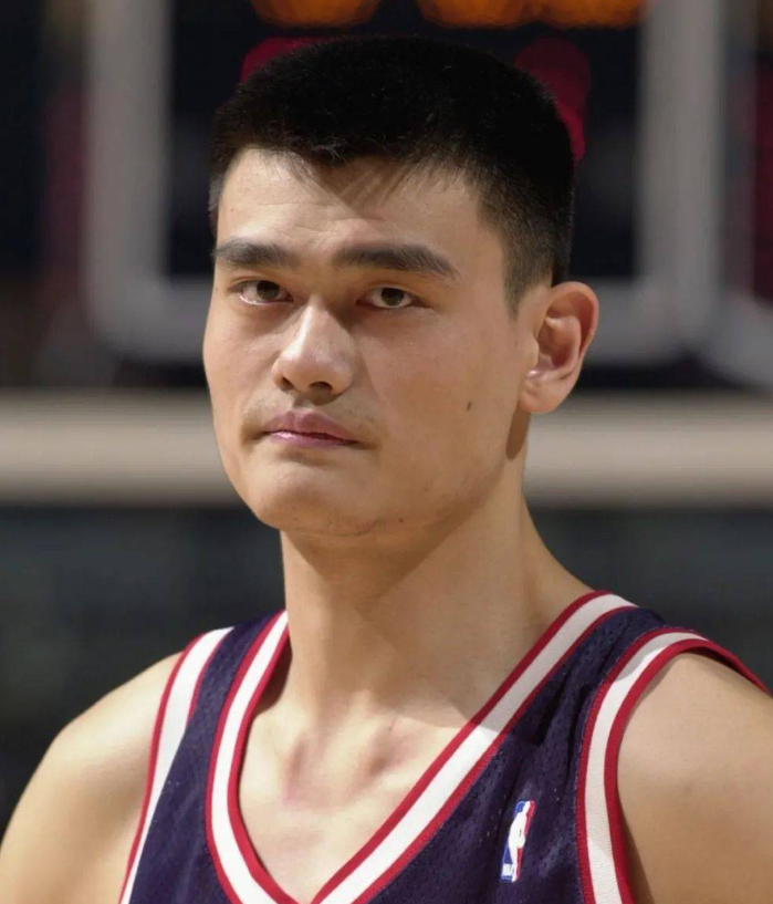 若当年姚明离开火箭队,加盟湖人队联手科比,是否有机会夺冠?