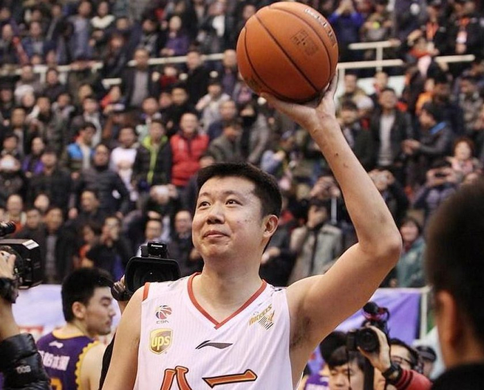王治郅是亚洲历史上第一位nba球员,可惜天赋有限,成就差了一些