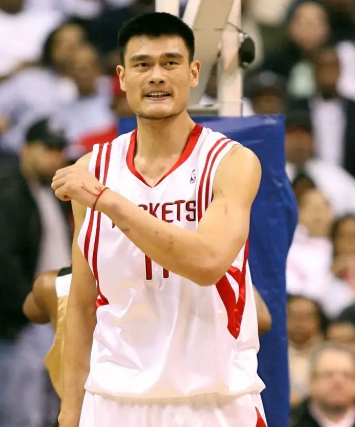 姚明之所以能够多次击败霍华德,一方面得益于他独特的篮球技巧和出色