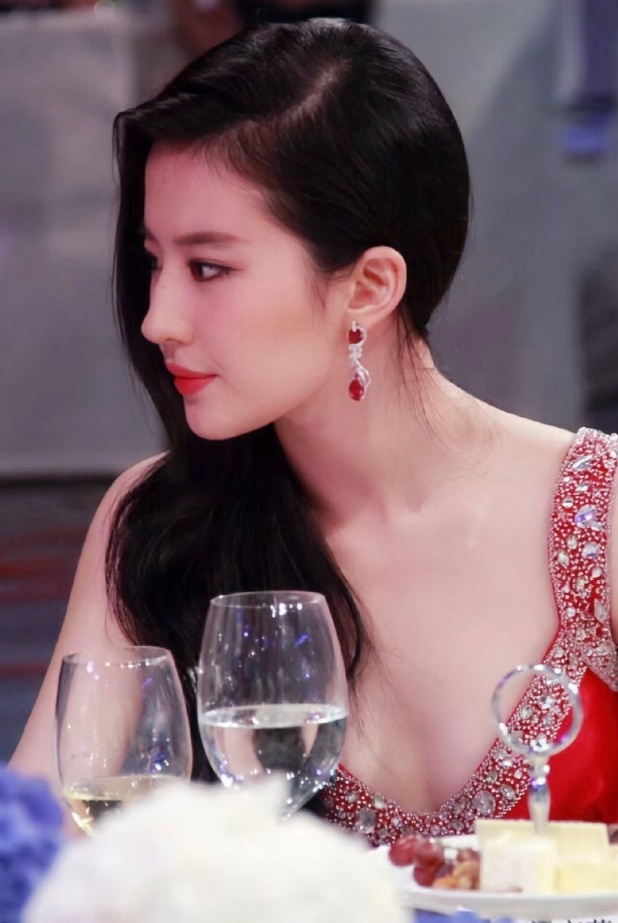 刘亦菲一袭吊带红裙亮相慈善晚宴