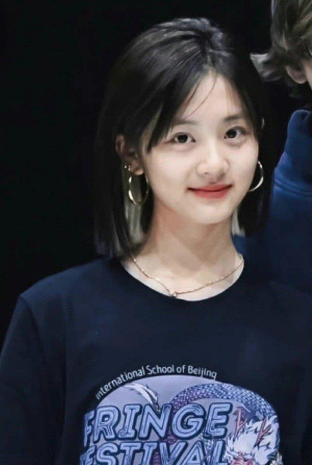 17岁的黄多多出席班级舞会，穿衣打扮性感，引起网友热议|女孩|父亲|爸爸去哪儿|黄磊|第二季_新浪新闻