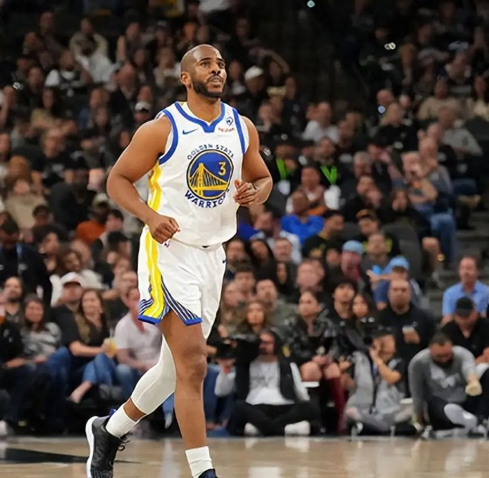 保罗的篮球生涯充满了辉煌与荣耀,他的运球技巧,传球视野以及赛场上的