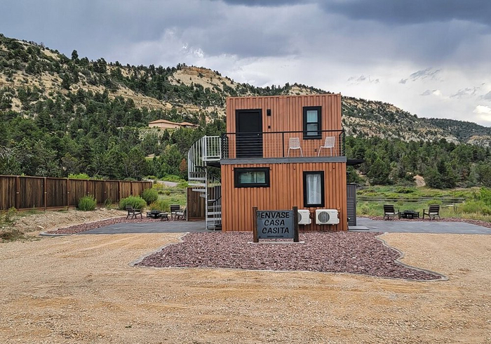 隐居生活 一栋两层集装箱度假屋__财经头条