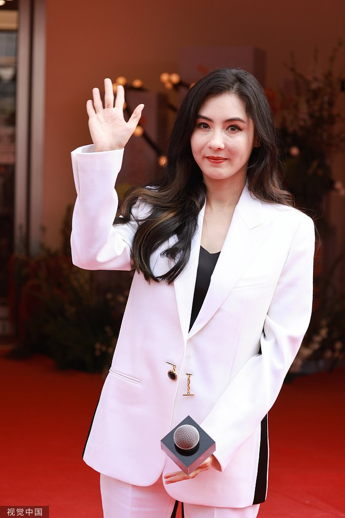 张柏芝身穿白色西装端庄干练妆容精致