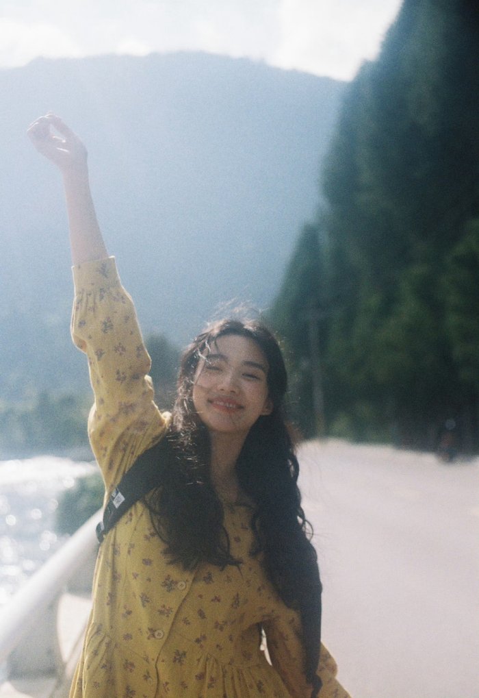 卢昱晓纯欲风身穿黄色碎花连衣裙温柔明媚笑容治愈