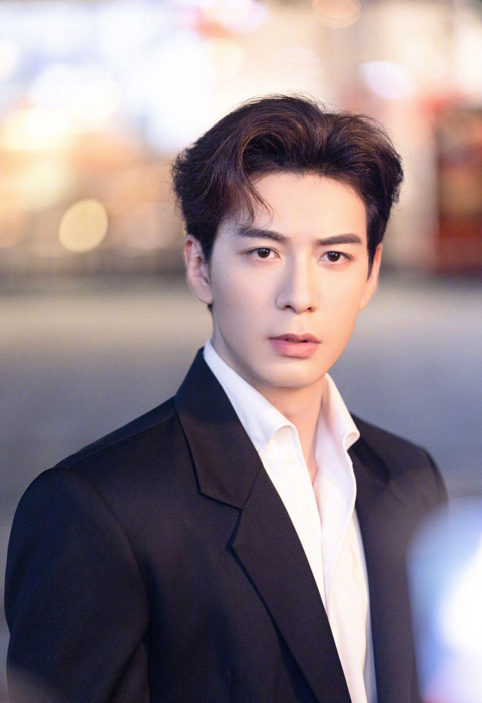 陈星旭全新随拍优雅西装时尚帅气期待全新作品