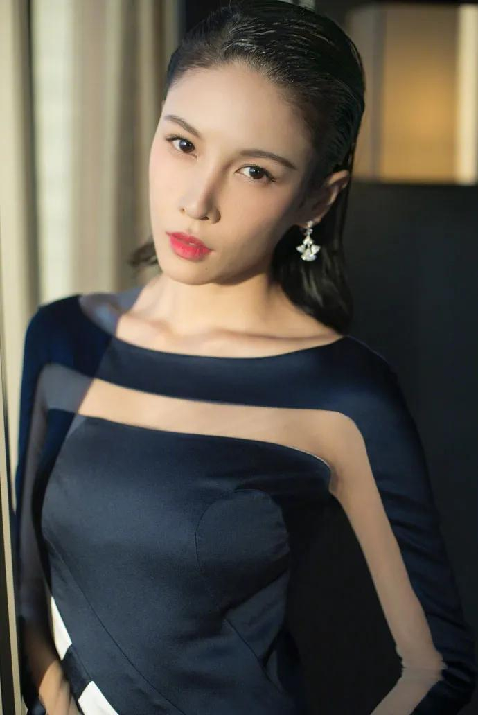 张蓝心美照,魅力大气!