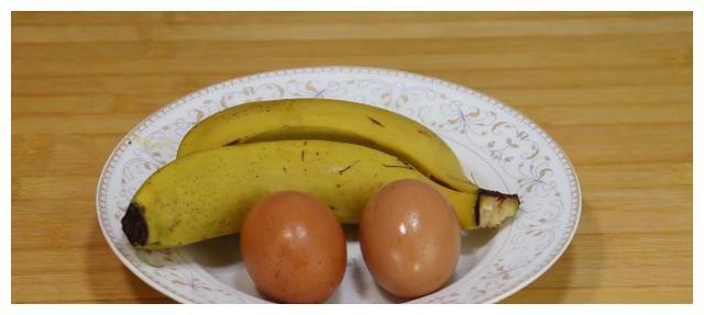 做法超级简单的香蕉鸡蛋小烙饼，吃起来柔软香甜，营养美味
