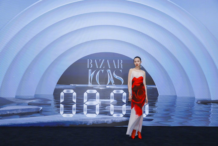 雎晓雯时尚芭莎年度派对来自 alexander mcqueen 2024春夏系列