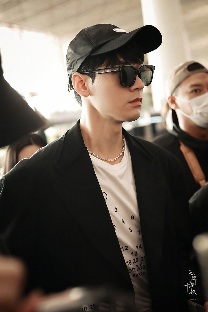 龚俊出发纽约时装周,休闲西装配棒球帽,时髦走机场