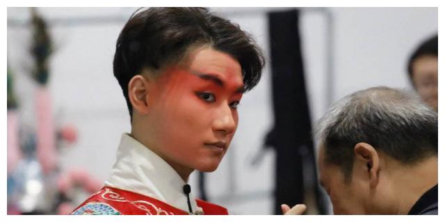 当年的京剧神童俨然已成为麒麟社的灵魂人物陶阳陶云圣