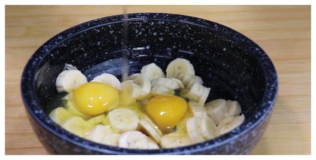 做法超级简单的香蕉鸡蛋小烙饼，吃起来柔软香甜，营养美味