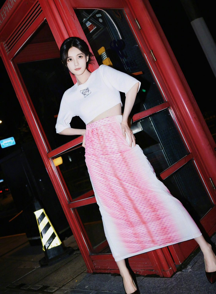 李一桐出席loewe活动独家新图从服饰配色到妆容都是粉嫩甜美