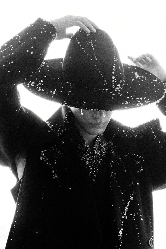 米卡身着robertwun2024春夏高定系列雨中人look