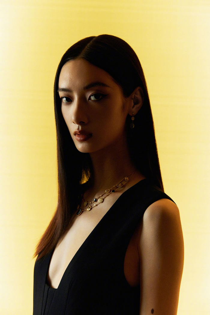 超模cici项偞婧,身穿黑礼服优雅大气,美的很轻松