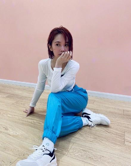 杨丞琳晒九宫格运动照 汗水打湿头发面色红润状态佳__财经头条