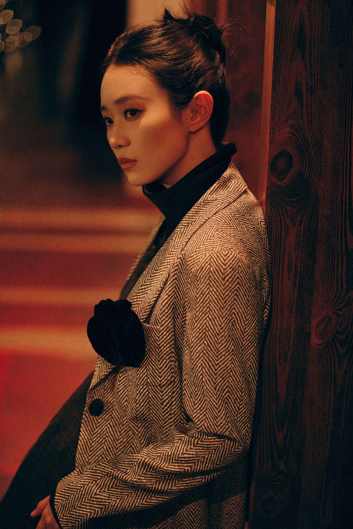 黄尧armani活动造型灰色西装点缀黑色胸花都市率性