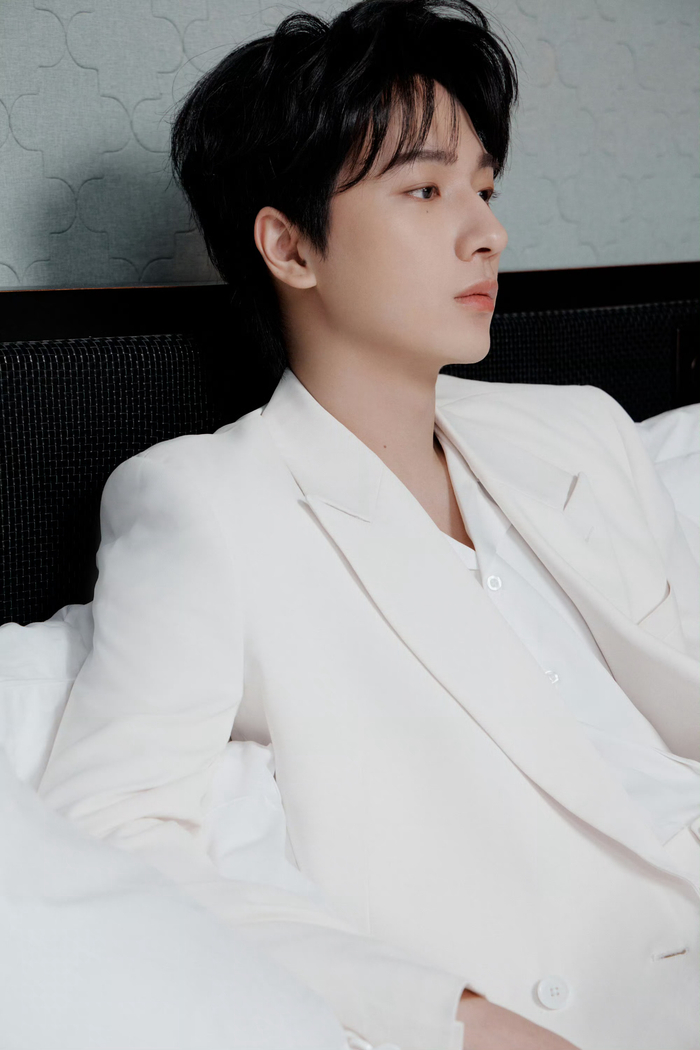 李宏毅全新造型,白色西装儒雅时尚,实力与颜值兼备
