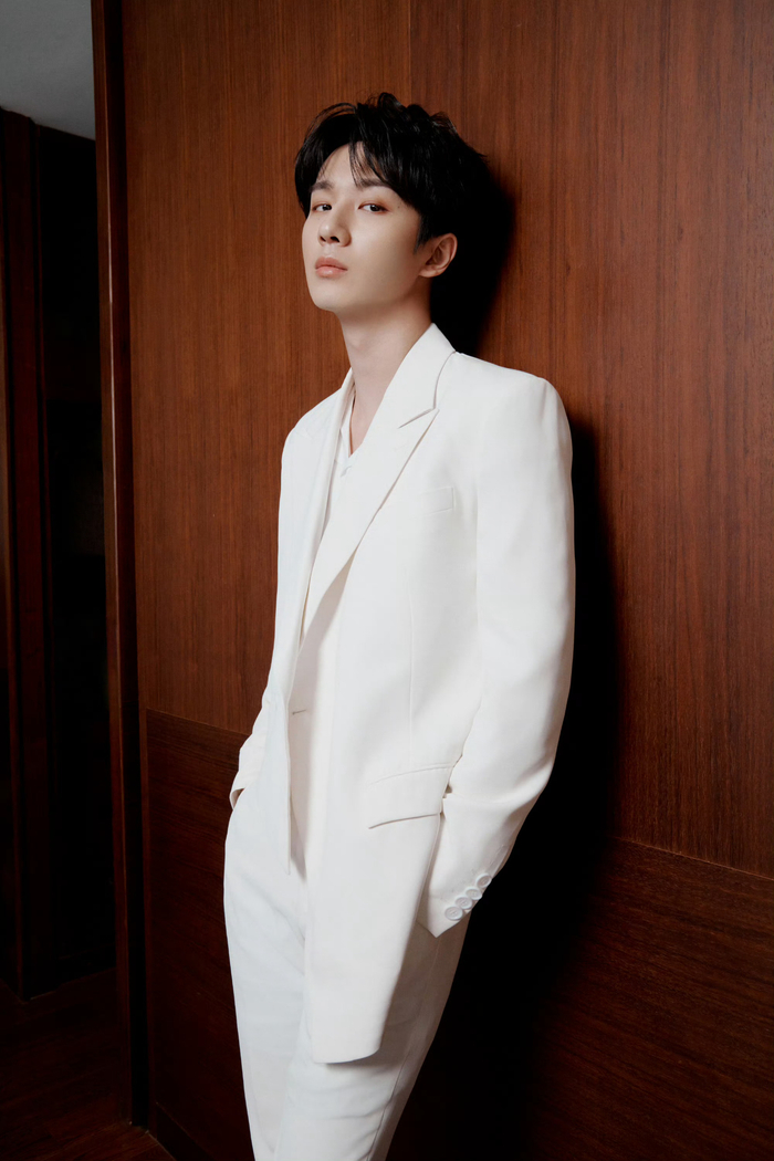 李宏毅全新造型,白色西装儒雅时尚,实力与颜值兼备