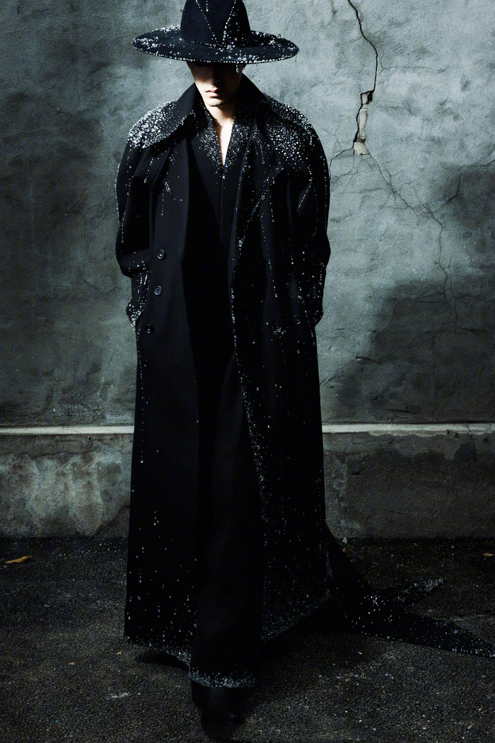 米卡身着robertwun2024春夏高定系列雨中人look