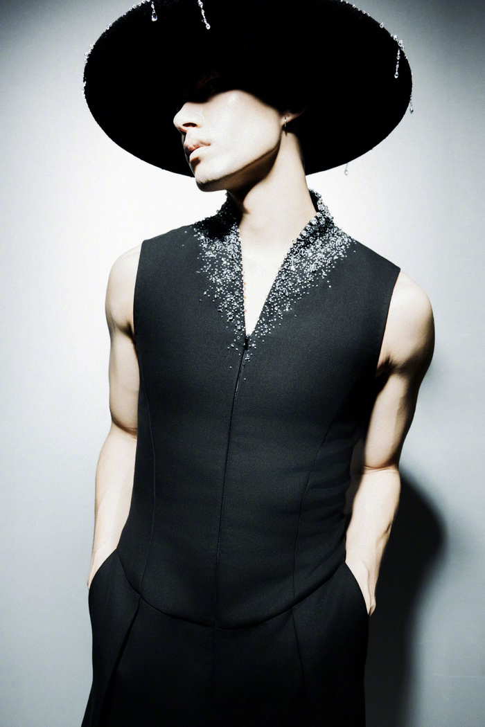 米卡身着robertwun2024春夏高定系列雨中人look