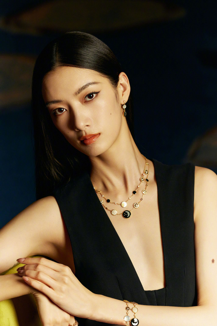 超模cici项偞婧,身穿黑礼服优雅大气,美的很轻松