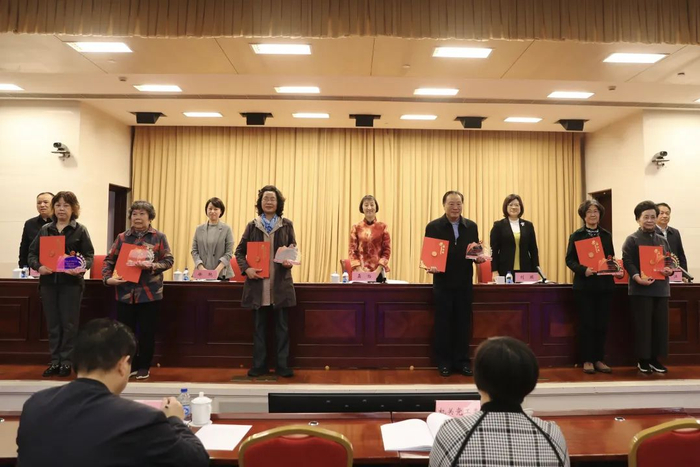 徐汇区老干部工作会议暨离退休干部党建工作推进会_徐汇区老干部局雷振辉_徐汇区离退休干部示范党支部创建工作