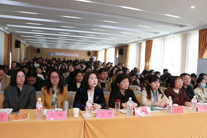 信阳市教育科研培训会在羊山外国语小学东校区顺利召开