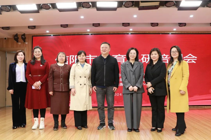 信阳市教育科研培训会在羊山外国语小学东校区顺利召开
