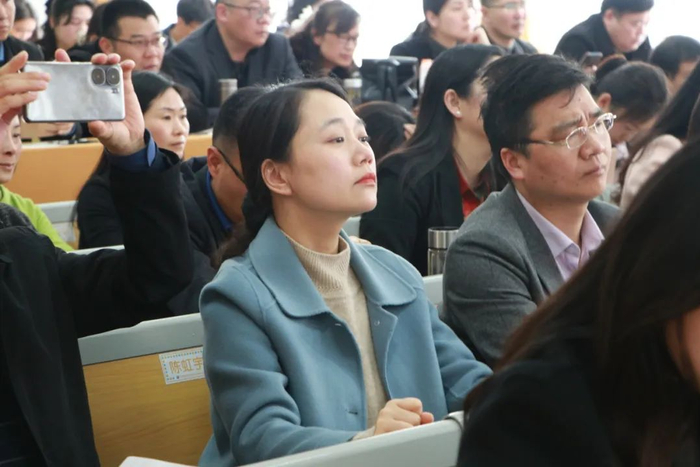 信阳市教育科研培训会在羊山外国语小学东校区顺利