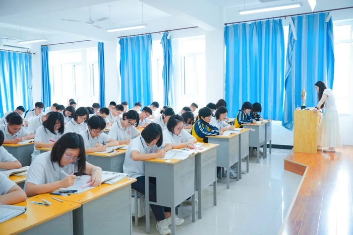 坚守三尺讲台,奉献一片丹心:英华教师用激情与自信点亮学生课堂
