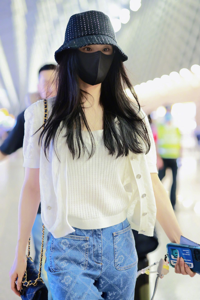 刘诗诗轻松现身浦东机场出发前往巴黎