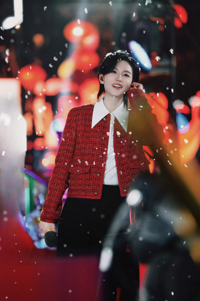 陆柯燃新年舞台造型红红美美迎新年温暖舞台闪耀冬日