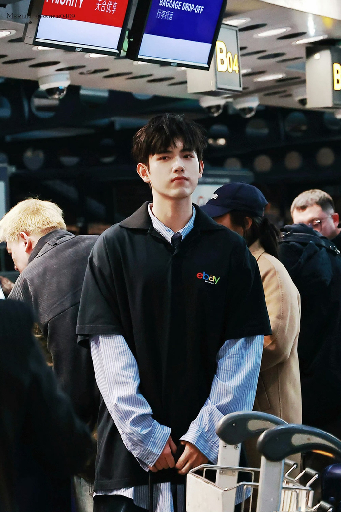 陈飞宇随性又不失格调的穿搭诠释潮酷态度