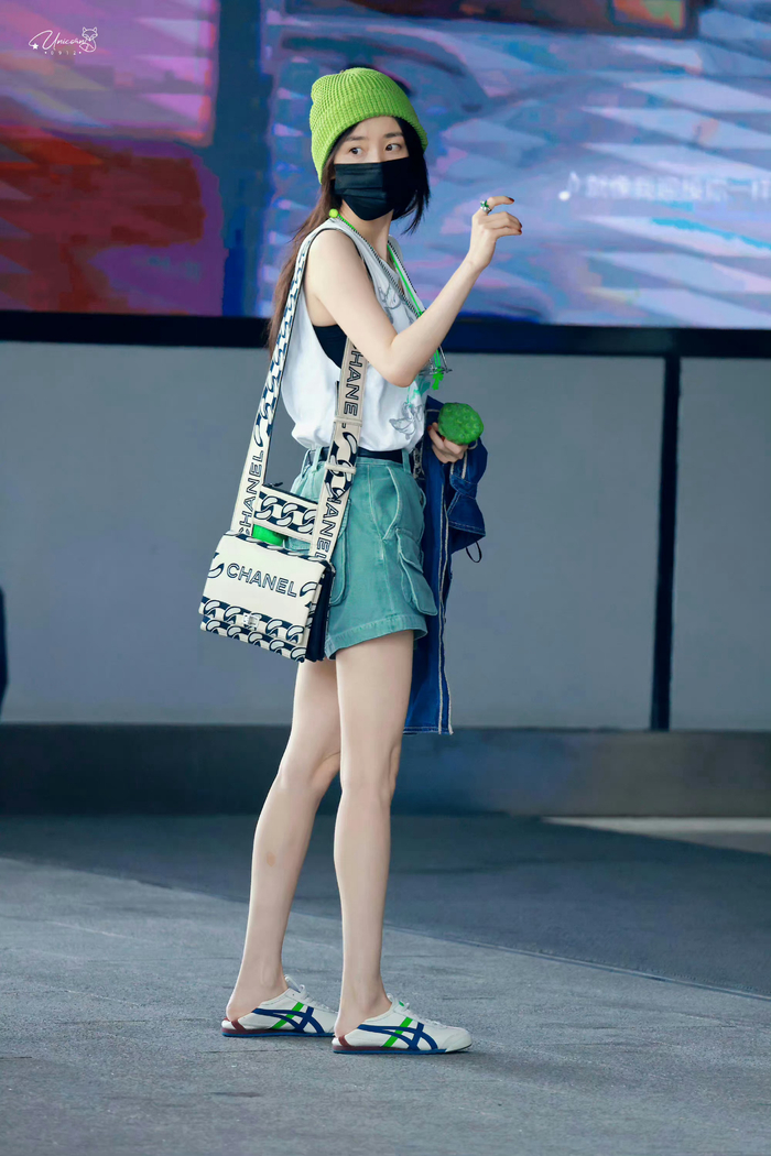 杨幂最近的两套街拍look很优秀的休闲混搭辣妹风穿搭