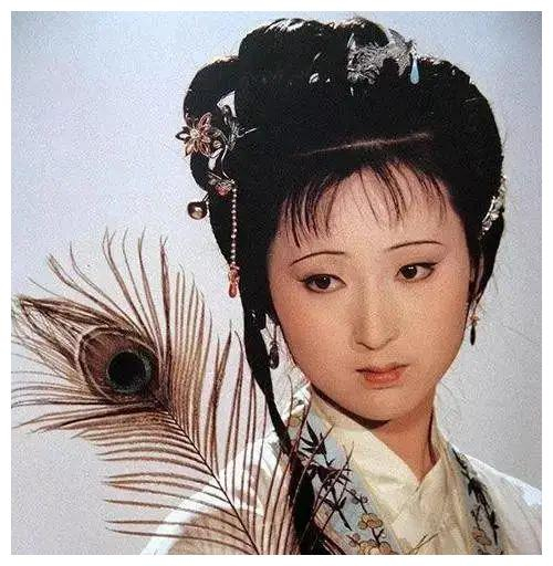 《舞赋》写道:“丱发初筓,参差俱集。”这说的到底是什么?