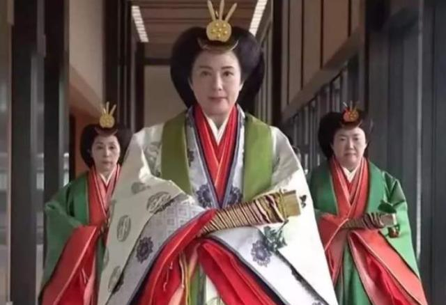 雅子皇后罕见亮相！休养15年克服“适应障碍”，头戴凤冠艳惊四座|日本|皇太子|王室|日本皇室|婆媳_新浪新闻