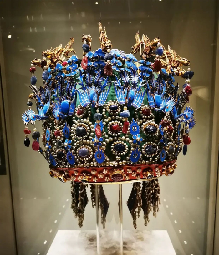 北京明十三陵定陵出土的国宝：孝端皇后九龙九凤冠