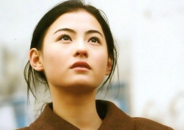 张柏芝三胎生父至今成谜!晒和神秘男子亲密合照,配文有亮点