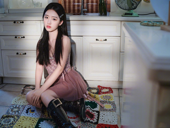 邓恩熙你好星期六造型邓恩熙一身粉色纱裙造型尽显清甜元气