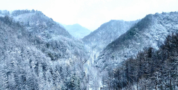 分享美景航拍入冬后曾家山第一场雪