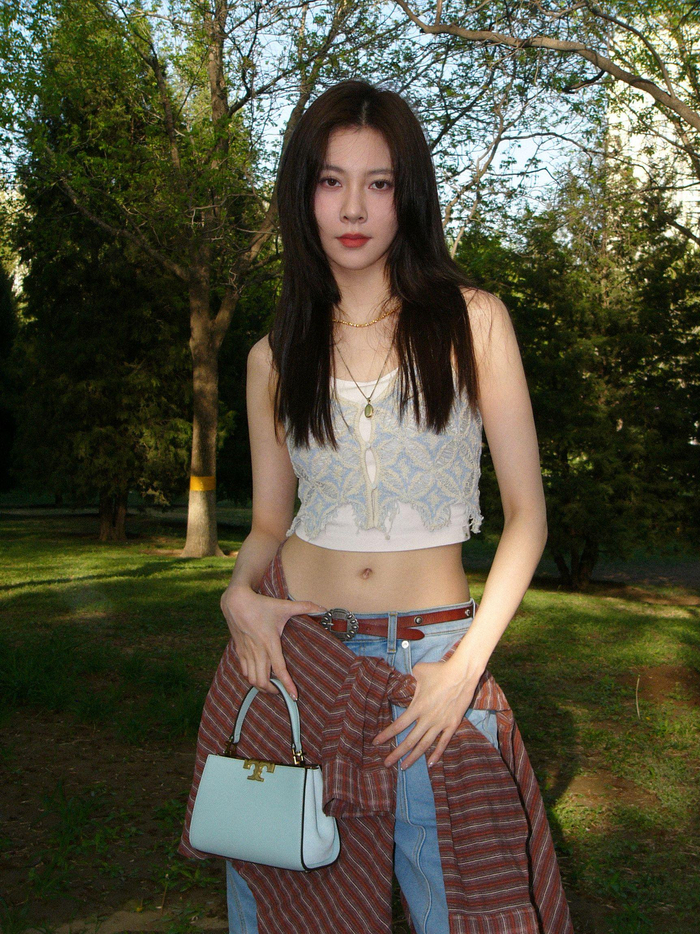 演员宋妍霏与toryburch2024春夏系列eleanor迷你皮革手提包同框