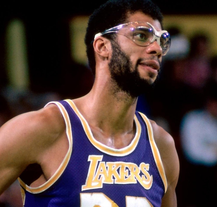 天勾贾巴尔为何当年选择离开雄鹿队加盟湖人队?球市大小的问题