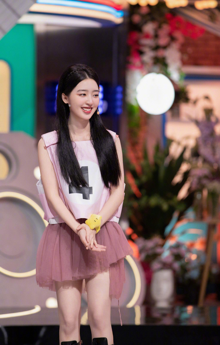 邓恩熙你好星期六造型邓恩熙一身粉色纱裙造型尽显清甜元气