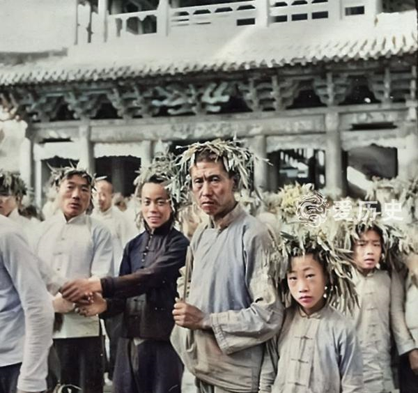 民国时求雨现场照 人们头戴柳圈拜的不是龙王 是义薄云天的关二爷